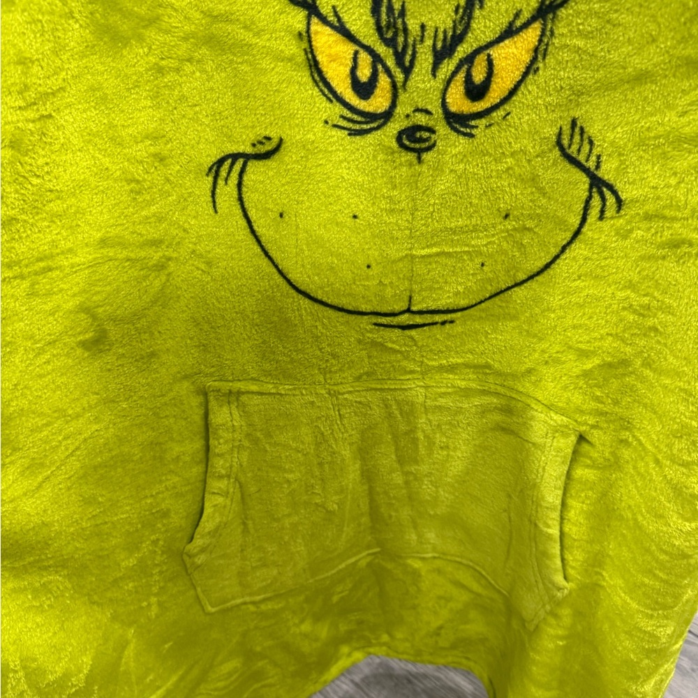 Yellow Grinch Hooded Blanket - Picture 3 of 6
